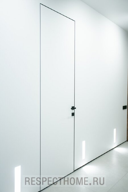 Скрытая дверь Queen 57 полотно РЕВЕРС грунт, левое, анодированный алюминий, кант 4 мм