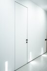 Скрытая дверь Queen 57 полотно РЕВЕРС грунт, левое, анодированный алюминий, кант 4 мм