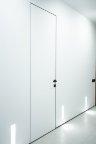 Скрытая дверь Queen 57 полотно РЕВЕРС грунт, правое, анодированный алюминий, кант 4 мм