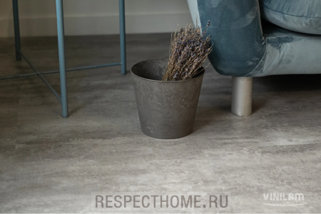 Клеевая кварц-виниловая плитка VINILAM Цемент светлый 2,5х475х950 (4,513м2)